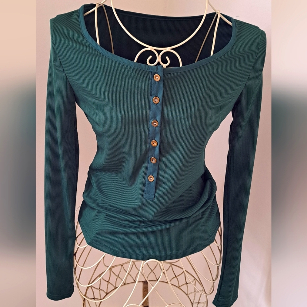 NWOT- SHEIN Emerald Green ribbed Classic Dark Academia Henley top, Size Small.